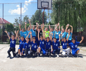 74 de echipe de handbal din scolile Romaniei,  echipate complet in campania 
