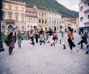 Slow dance - actiune performativa cu ocazia Zilei Internationale a Dansului Contemporan, la Brasov 