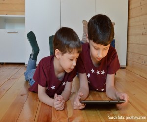 Hartuirea online si continutul periculos pentru copii