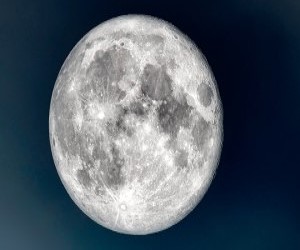 De ce vedem doar o parte a Lunii?