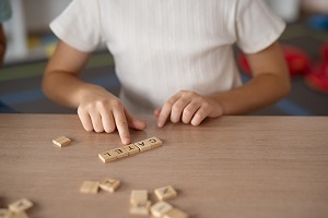 Ghid complet Scrabble pentru copii: distractie, invatare si dezvoltare personala