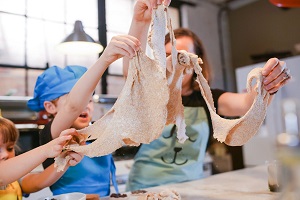 Educatie si joaca in bucatarie: cum implicam copiii in pregatirea meselor