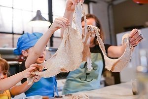 Educatie si joaca in bucatarie: cum implicam copiii in pregatirea meselor