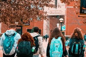 Cum arata o zi din viata unui student in Romania si la ce sa te astepti daca urmeaza sa intri la facultate anul acesta
