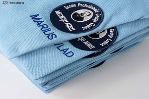 Embleme scolare brodate: de ce broderia este cea mai buna alegere pentru uniforma copilului tau