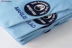 Embleme scolare brodate: de ce broderia este cea mai buna alegere pentru uniforma copilului tau