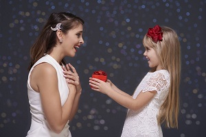 Cadouri speciale pentru mama: bijuterii alese cu drag de copii