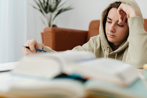 Ghid pentru parinti: cum sa amenajezi un spatiu de studiu care protejeaza sanatatea copilului tau