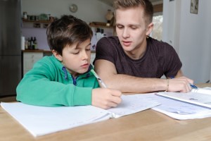 Cat dau parintii pe meditatii, costurile ascunse ale educatiei