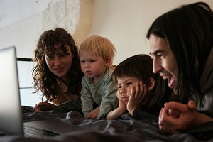 Idei pentru parinti: ce desene animate educative pentru copii merita urmarite in vacanta de iarna