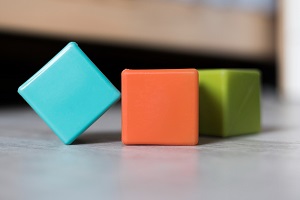 Cum dezvolta jucariile de construit creativitatea si gandirea logica la copii