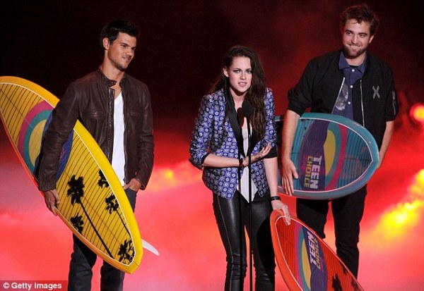 Kristen Stewart si partenerii sai din Twilight la Teen Choice Awards 2012