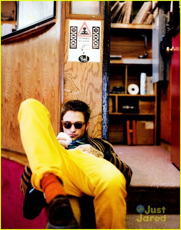 Robert Pattinson relaxat in revista Black Book
