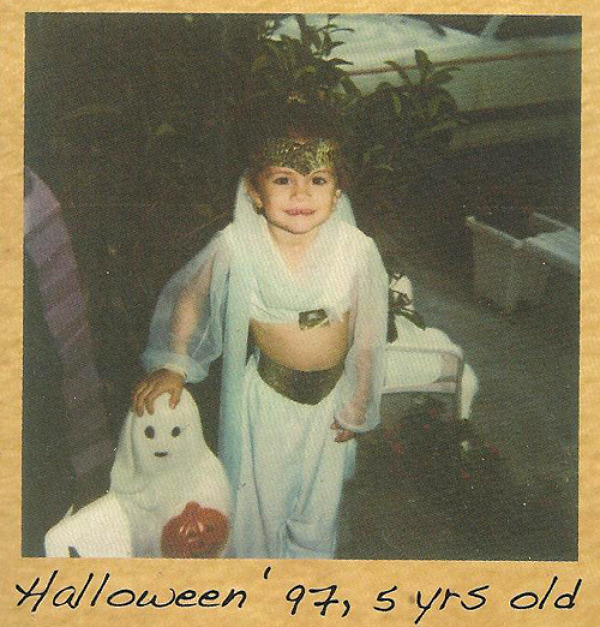 Selena Gomez la cinci anisori