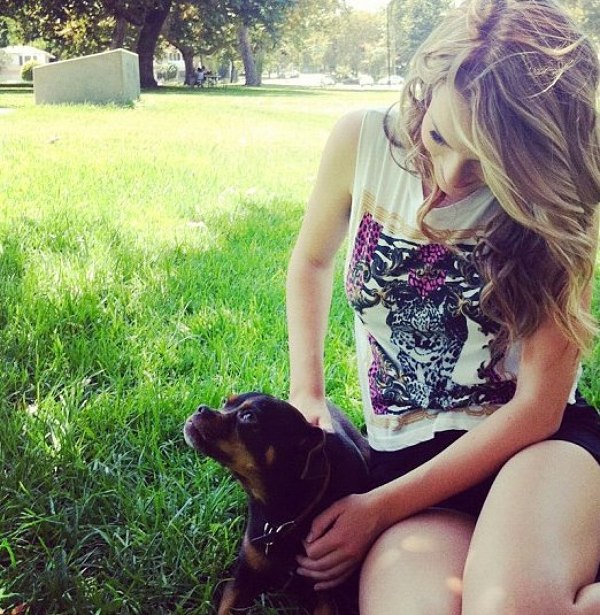 Bridgit Mendler si un caine
