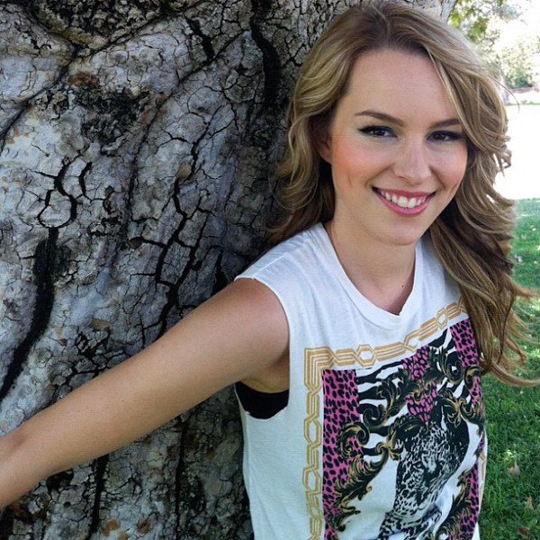 Bridgit Mendler pozeaza
