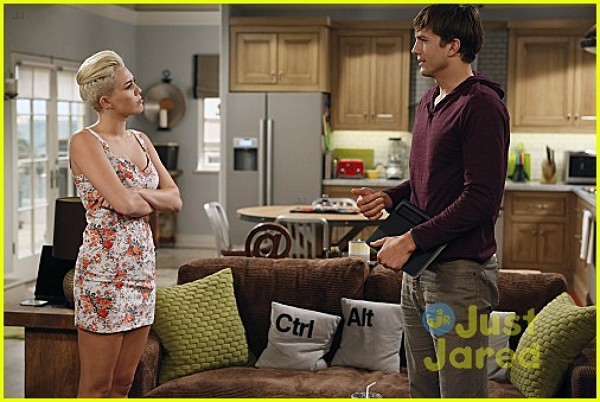 Miley Cyrus si Ashton Kutcher in "Two and a half men"
