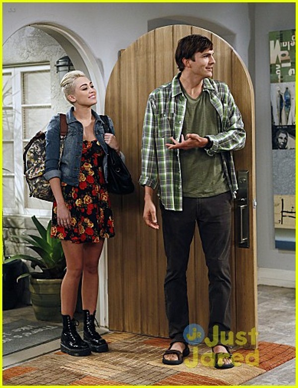 Miley si Ahton in "Two and a half men"