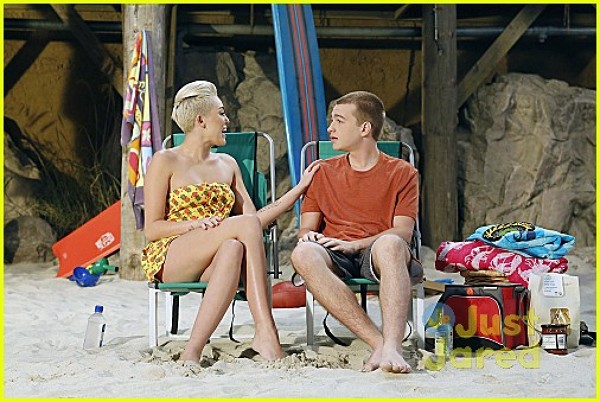Miley si iubitul ei din serialul "Two and a half men"