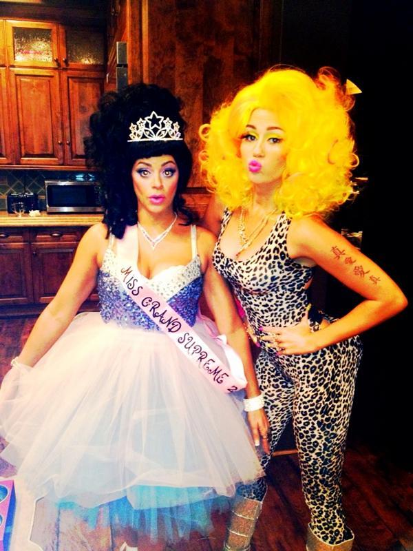 Miley Cyrus a fost Nicky Minaj de Halloween