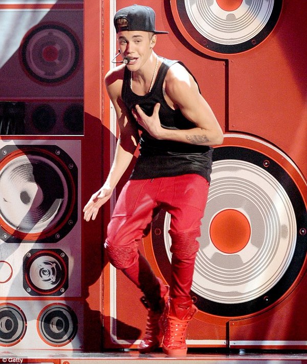 Justin Bieber canta si danseaza la AMA 2012