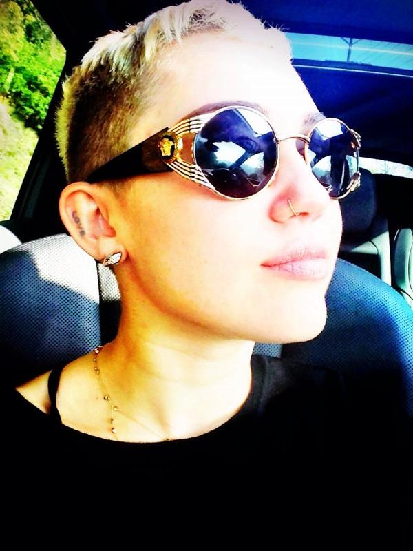 Miley Cyrus si ochelarii ei Versace