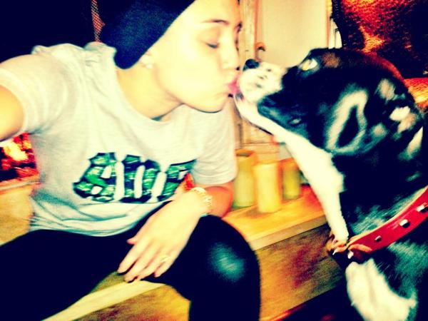 Miley Cyrus si cainele ei