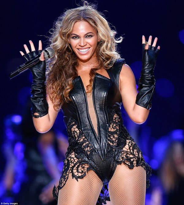 Beyonce isi saluta publicul la Superbowl 2013