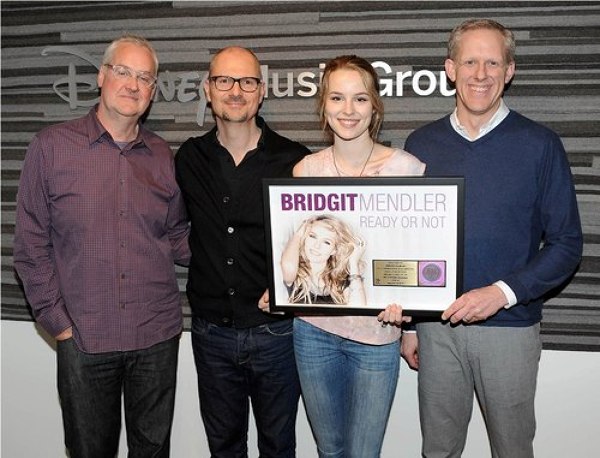 Bridgit Mendler a primit discul de aur pentru piesa "Ready Or Not"