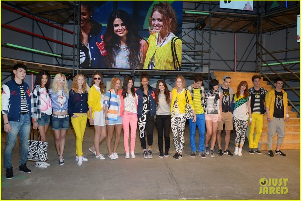 Selena Gomez si manechinele la sfarsitul prezentarii Neo