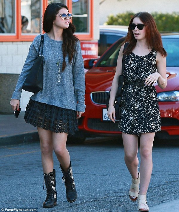 Selena Gomez si Lily Collins la plimbare