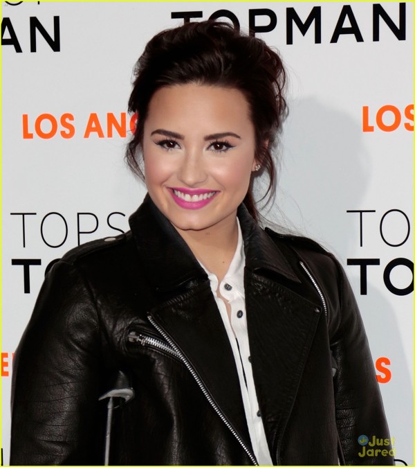 Demi Lovato la deschiderea magazinului Top Shop