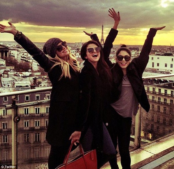 Selena Gomez si Vanessa Hudgens la Paris