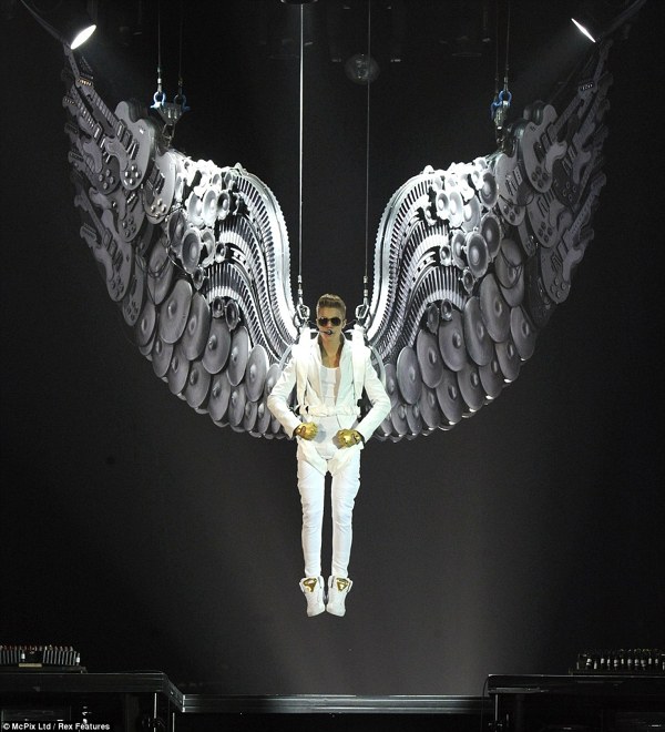 Justin Bieber, ingeras pe scena din Manchester