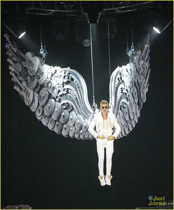 Justin Bieber coboara pe scena din Manchester sub forma de inger