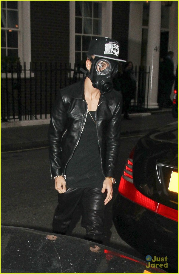 Justin Bieber a iesit la cumparaturi cu masca de gaze pe fata