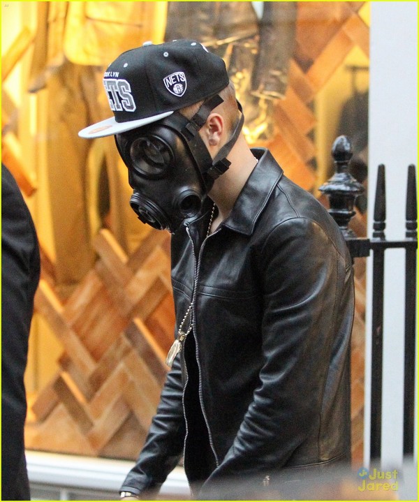 Justin Bieber si cel mai neobisnuit accesoriu, masca de gaze