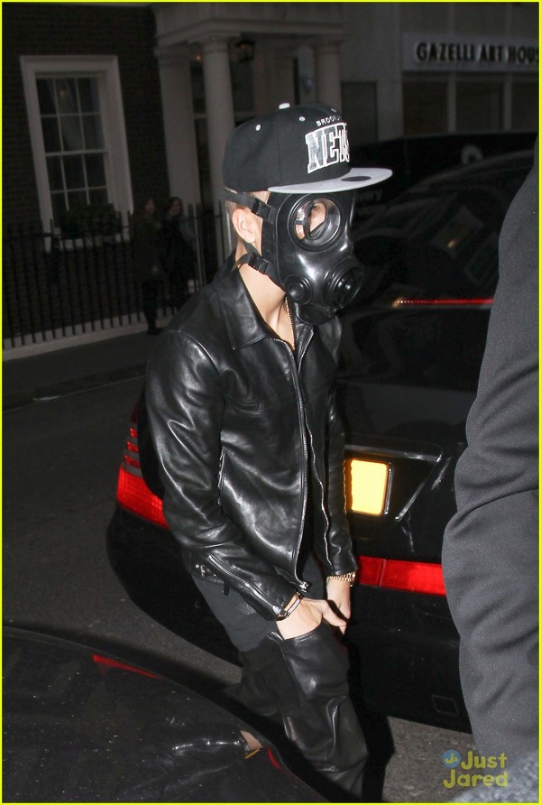 De ce poarta Justin Bieber masca de gaze cand iese la cumparaturi?