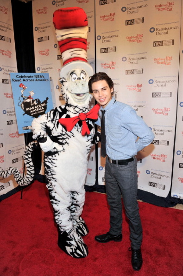 Jake T. Austin si mascota Pisica la evenimentul "Cat in the hat"