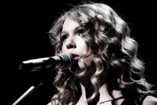 Taylor Swift cantand live