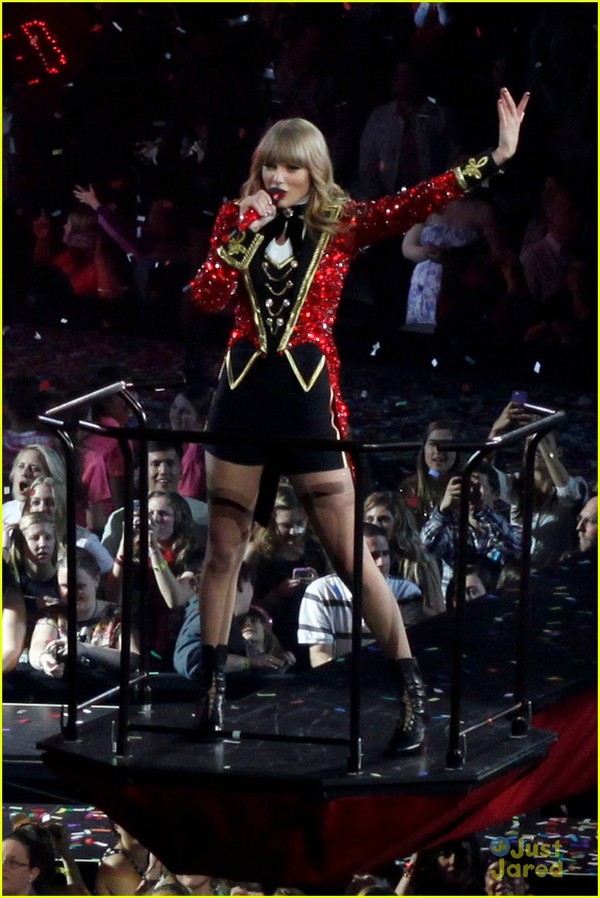 Taylor Swift isi schimba tinutele pentru turneul Red
