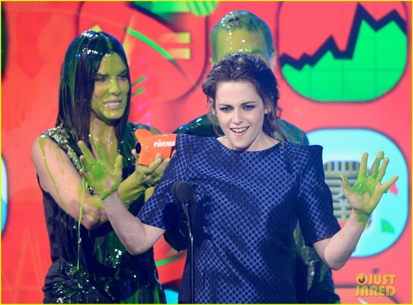 Kristen Stewart s-a umplut de mazga verde la Kids Choice Awards