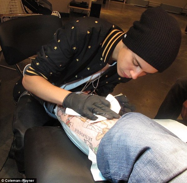 Justin Bieber tatueaza?