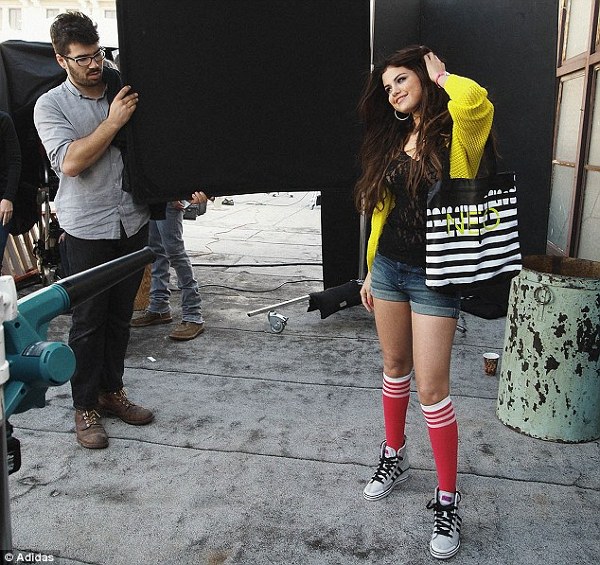 Selena Gomez pozeaza pentru campania Adidas