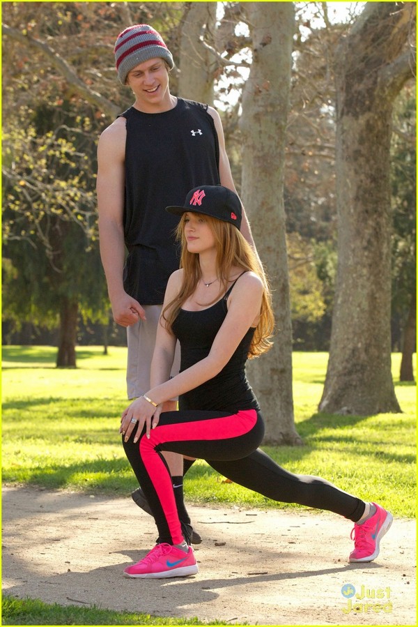 Bella Thorne face exercitii in parc