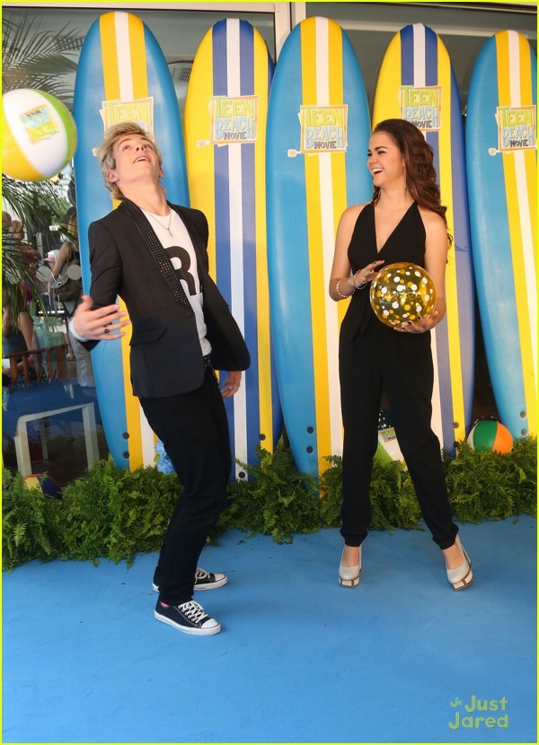 Ross Lynch si Maia Mitchell la premiera filmului "Teen Beach Movie"