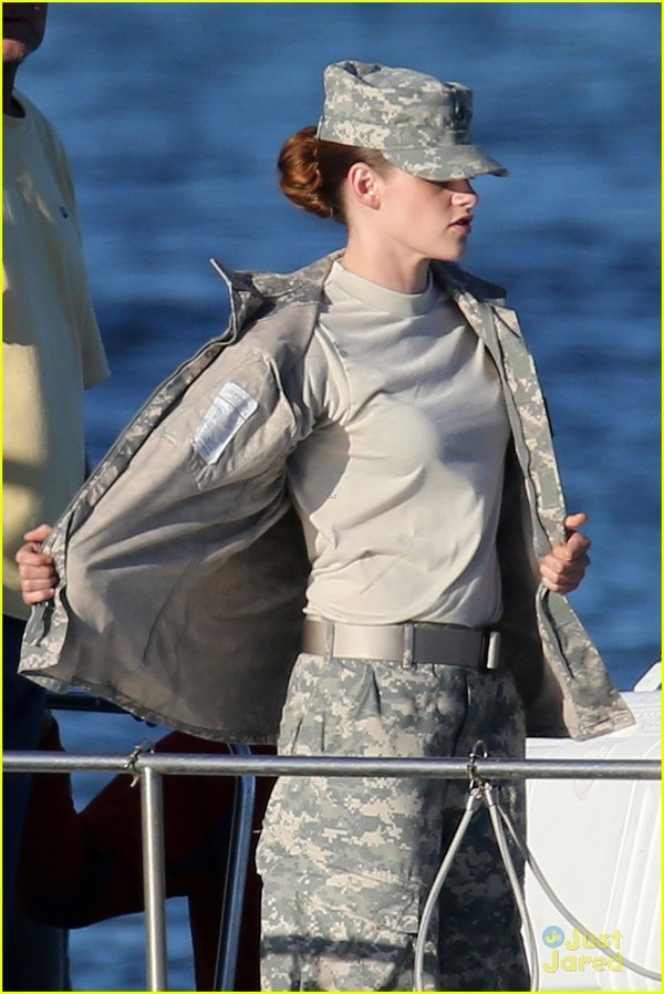 Kristen Stewart la filmarile pentru "Camp X-Ray"