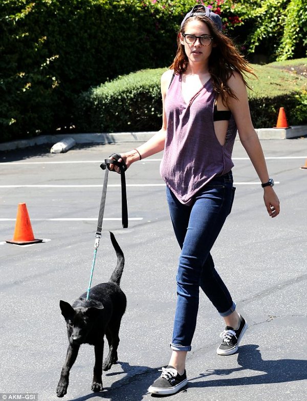 Kristen Stewart isi scoate catelul la plimbare