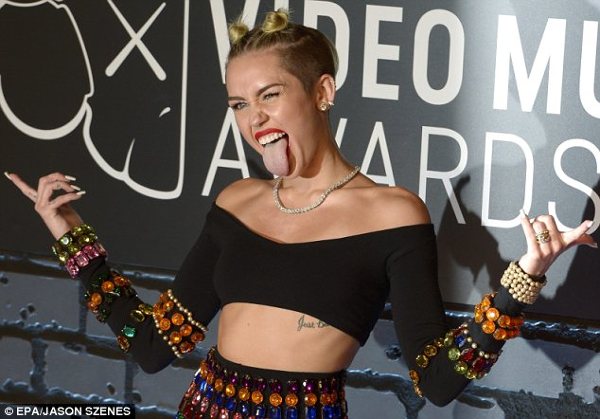 Miley Cyrus a cantat la MTV VMA 2013