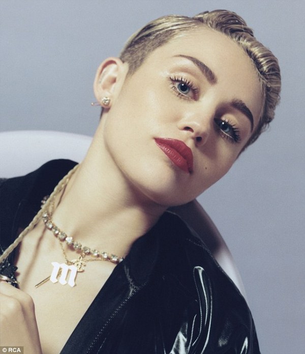 Miley Cyrus pozeaza pentru albumul Bangerz